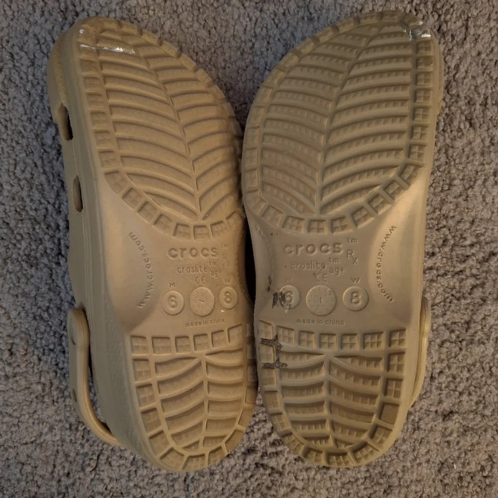 Crocs Croslite Beige Clogs with Heart Charm Womens Sz 8 - Picture 4 of 5